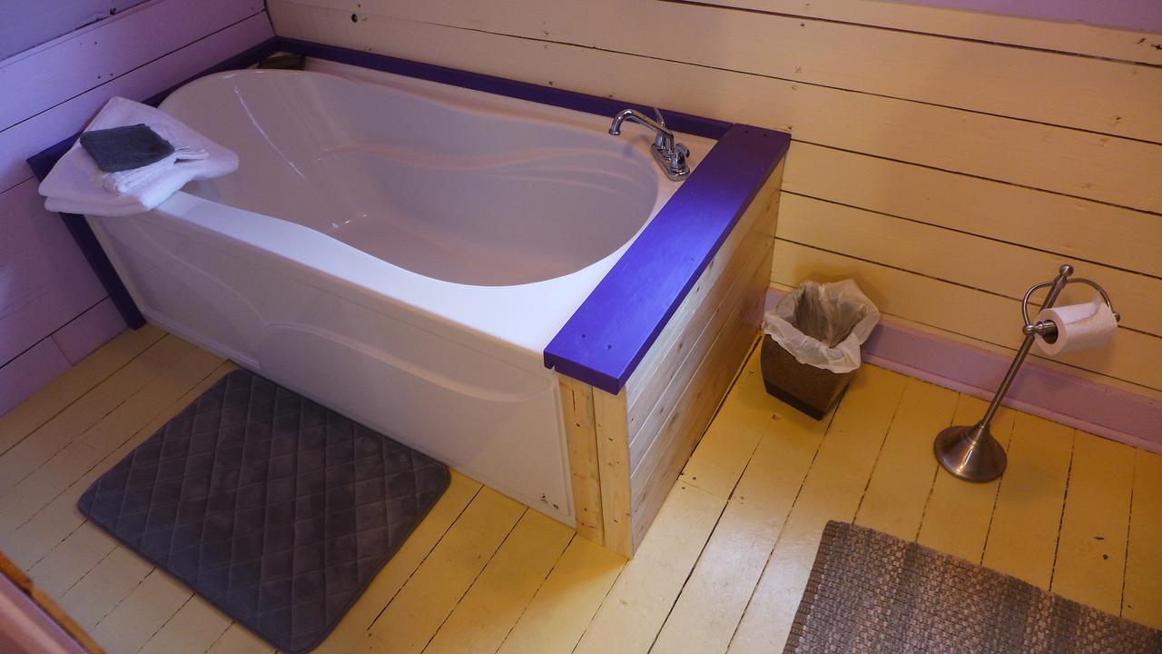 ホテル Mountain Thyme Getaway Barkerville エクステリア 写真